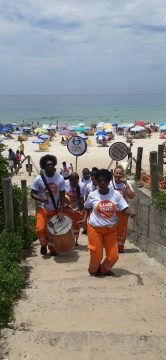 Na Orla da Barra da Tijuca, campanha da Comlurb conscientiza sobre descarte de lixo. Foto: divulgação