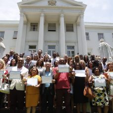 Conselheiros tutelares fazem pose no jardim do Palácio da Cidade, onde tomaram posse. Foto: Marcelo Piu / Prefeitura do Rio