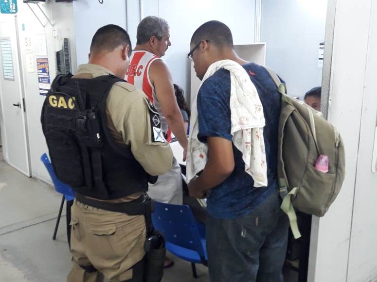 Guarda municipal ao lado do pai do bebê salvo após ter engasgado. Foto: divulgação GM