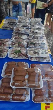 Carnes e salsichões sem procedência e sem refrigeração no Calçadão de Bangu. Foto: GM