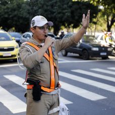Guarda municipal em ação no trânsito: na operação carnaval 2020 em Copacabana, serão 213 agentes. Foto: Marcos de Paula / Prefeitura do Rio