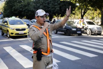 Guarda municipal em ação no trânsito: na operação carnaval 2020 em Copacabana, serão 213 agentes. Foto: Marcos de Paula / Prefeitura do Rio