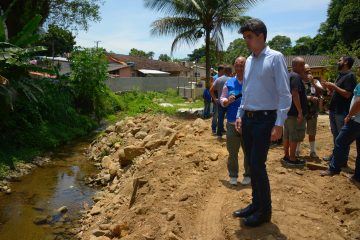 O secretário de Meio Ambiente, Bernardo Egas, durante vistoria na Lagoa. Foto: Marco Antônio Rezende / Prefeitura do Rio