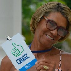 Maria Lúcia exibe o crachá que ganhou do Ambulante Legal: "vitória". Foto: Marco Antônio Rezende / Prefeitura do Rio
