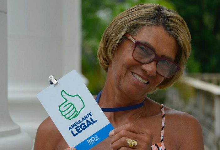 Maria Lúcia exibe o crachá que ganhou do Ambulante Legal: "vitória". Foto: Marco Antônio Rezende / Prefeitura do Rio
