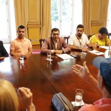 Nélio Georgini, coordenador municipal de diversidade sexual (ao centro da foto), faz mediação em reunião no Palácio da Cidade. Foto: Renee Rocha / Prefeitura do Rio