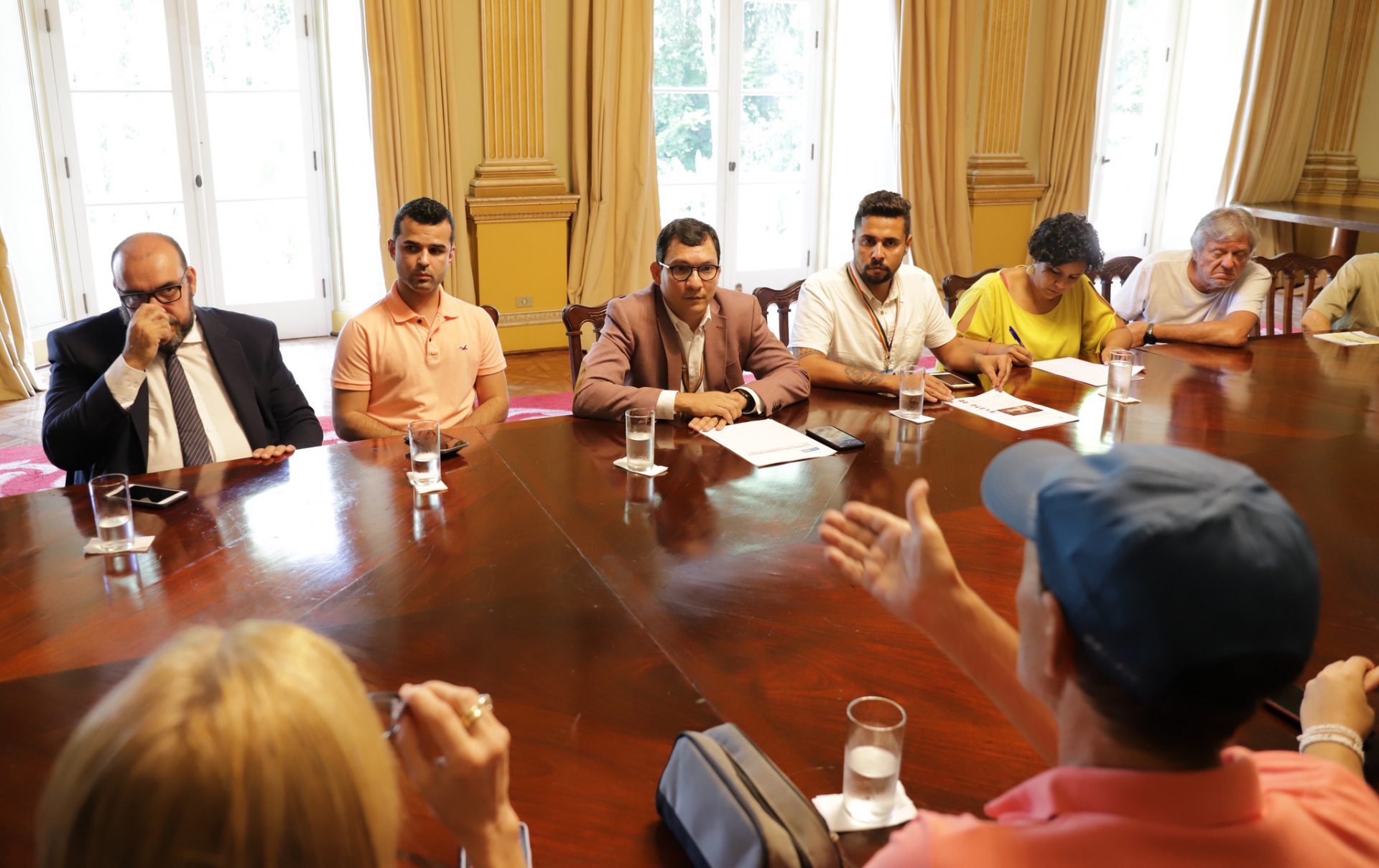 Nélio Georgini, coordenador municipal de diversidade sexual (ao centro da foto), faz mediação em reunião no Palácio da Cidade. Foto: Renee Rocha / Prefeitura do Rio