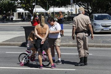 Guarda Municipal no Réveillon 2020: criança recebe pulseirinha em Copacabana. Foto: divulgação