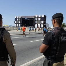 A pista da Avenida Atlântica está fechada aos veículos neste 1º de janeiro, ferirado. Mas a outra, junto aos prédios, está liberada para o trânsito. Foto: divulgação / Guarda Municipal