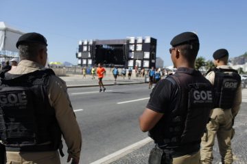 A pista da Avenida Atlântica está fechada aos veículos neste 1º de janeiro, ferirado. Mas a outra, junto aos prédios, está liberada para o trânsito. Foto: divulgação / Guarda Municipal