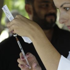 Vacinação contra sarampo é para proteger taxistas, que costumam ter mais contato com turistas. Foto: Mariana Ramos / Prefeitura do Rio