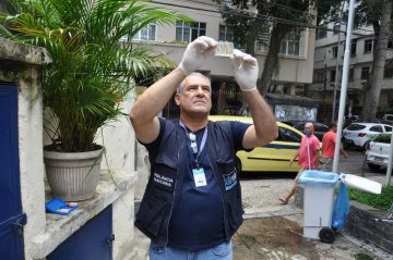 Água distribuída pela Cedae é analisada pela Vigilância Sanitária. Foto: Nelson Duarte / Prefeitura do Rio