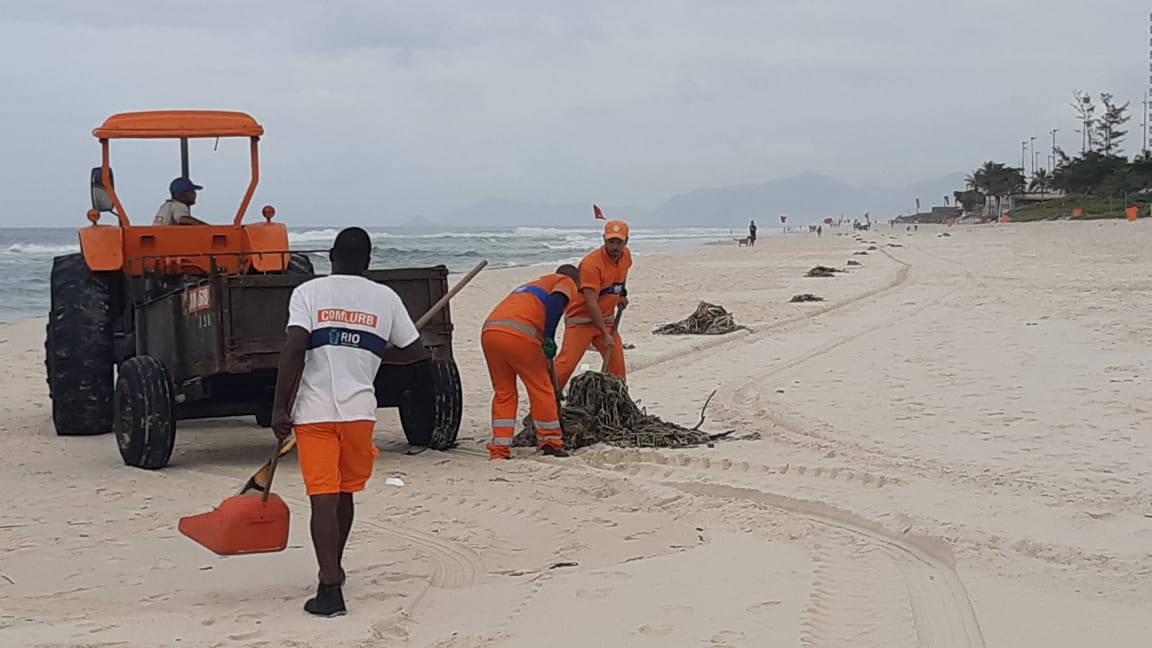 Garis da Comlurb retiram gigogas da areia da praia. Foto: divulgação