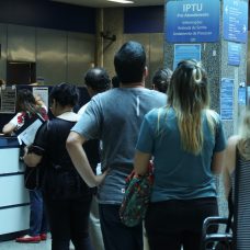 Fila para pegar o carnê do IPTU. Foto: Hudson Pontes / Prefeitura do Rio