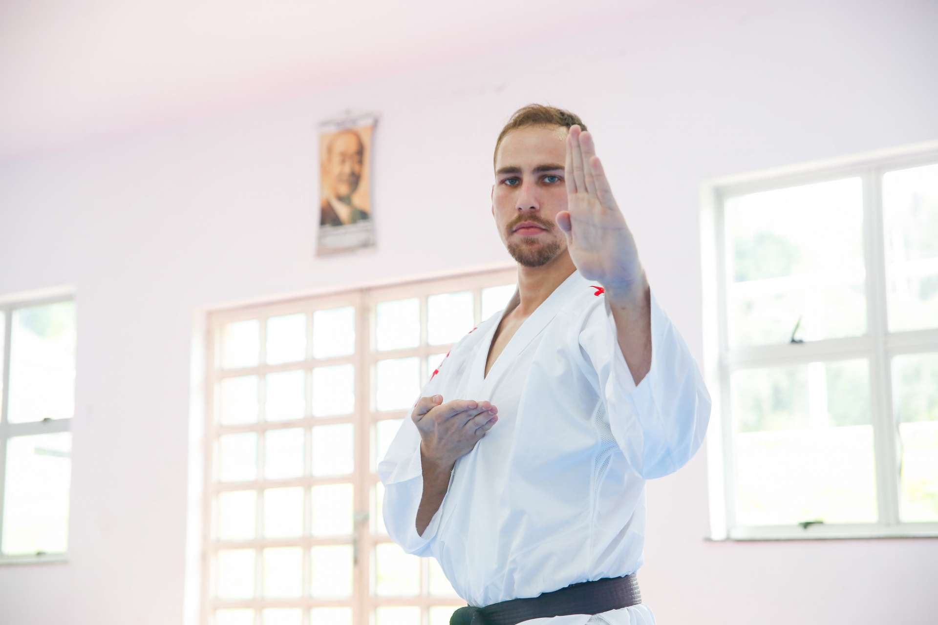 Aos 26 anos, Filipe Medeiros exibe as medalhas já conquistadas no karatê. Foto: Rhavinne Vaz / Prefeitura do Rio