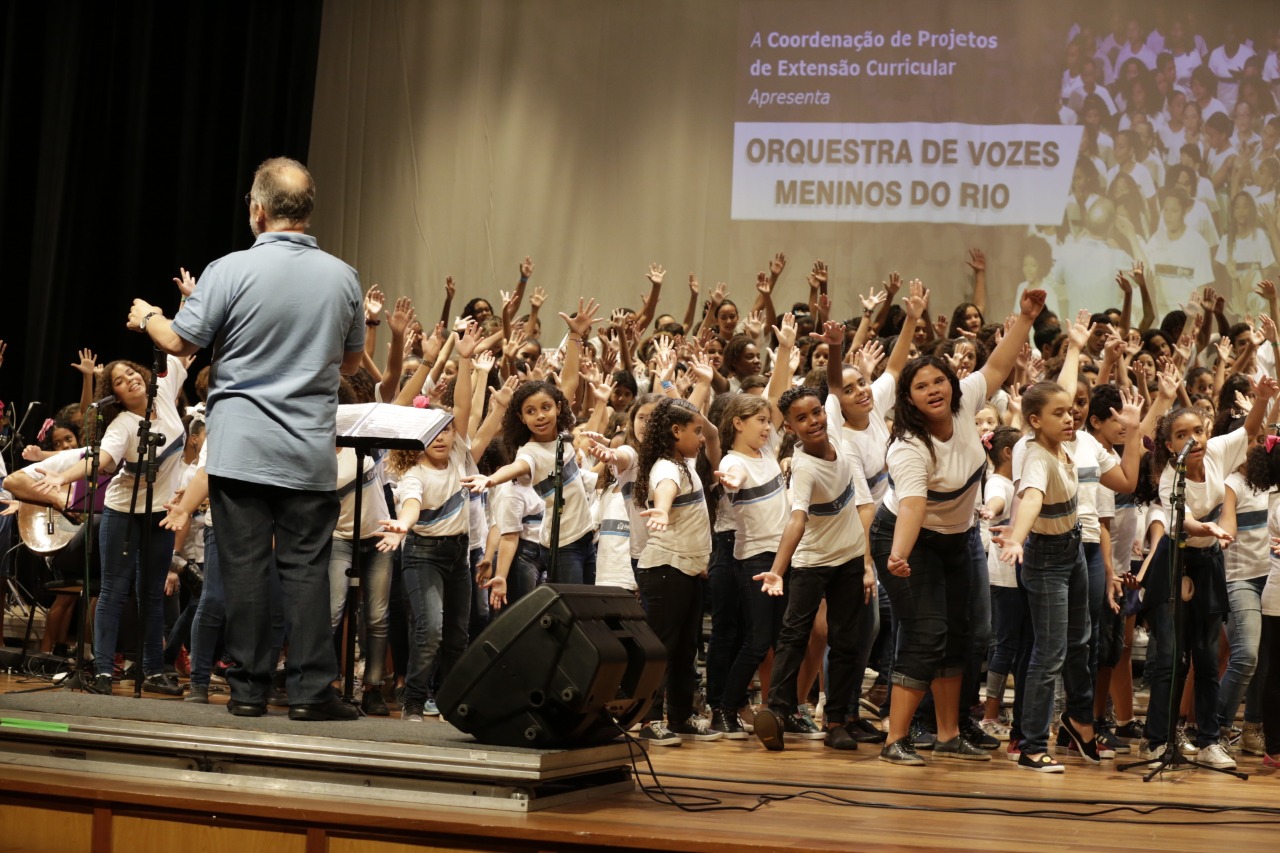 Orquestra de Vozes Meninos do Rio, formada por 40 alunos de escolas municipais, se apresenta de graça no Pier Mauá