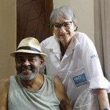 Vicentinho da Imperatriz é atendido em casa pela médica Guilhermina Galvão. Foto: Mariana Ramos / Prefeitura do Rio