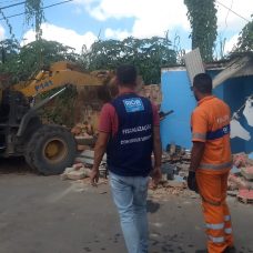 Móveis obstruíam totalmente a calçada e seriam destinados ao comércio ilegal. Foto: Divulgação