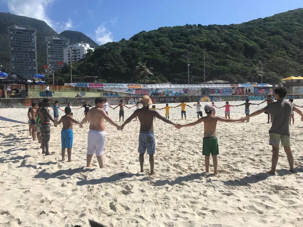 Mutirão de limpeza na praia, em São Conrado