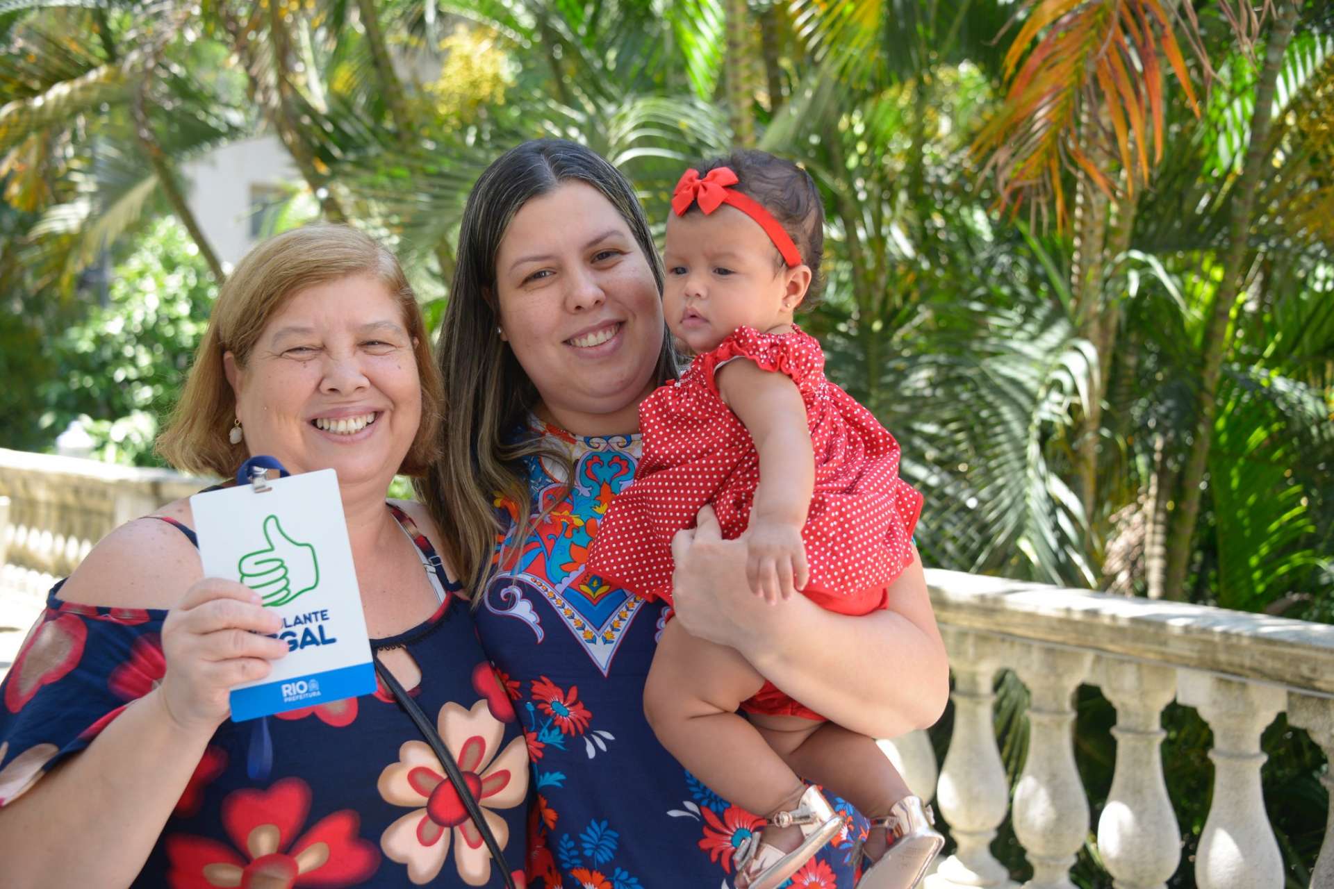 Marina exibe seu crachá, ao lado da filha Jaqueline e da neta Antonella. Foto: Marco Antonio Rezende / Prefeitura do Rio