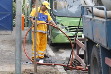 Limpeza de bueiro durante a 55ª edição do Cuidar da Cidade. Foto: Marcelo Piu / Prefeitura do Rio