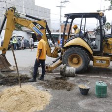 Conserto de calçada é um dos serviços de zeladoria do Cuidar da Cidade em Senador Camará. Foto: Marcelo Piu / Prefeitura do Rio