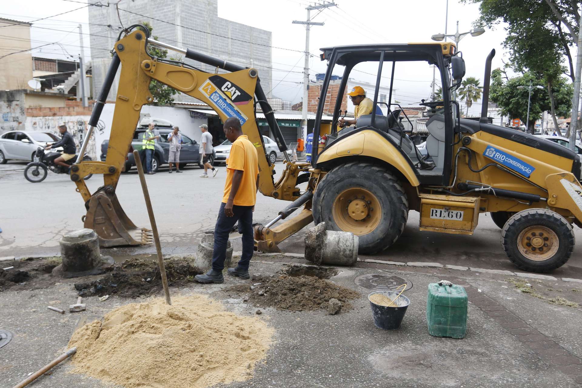 Conserto de calçada é um dos serviços de zeladoria do Cuidar da Cidade em Senador Camará. Foto: Marcelo Piu / Prefeitura do Rio