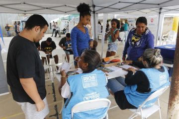 No estande da SMDEI, pessoas se cadastram para vagas de emprego. Foto: Marcelo Piu / Prefeitura do Rio