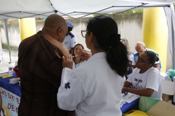 Vacinação contra o sarampo em Senador Camará. Foto: Marcelo Piu / Prefeitura do Rio