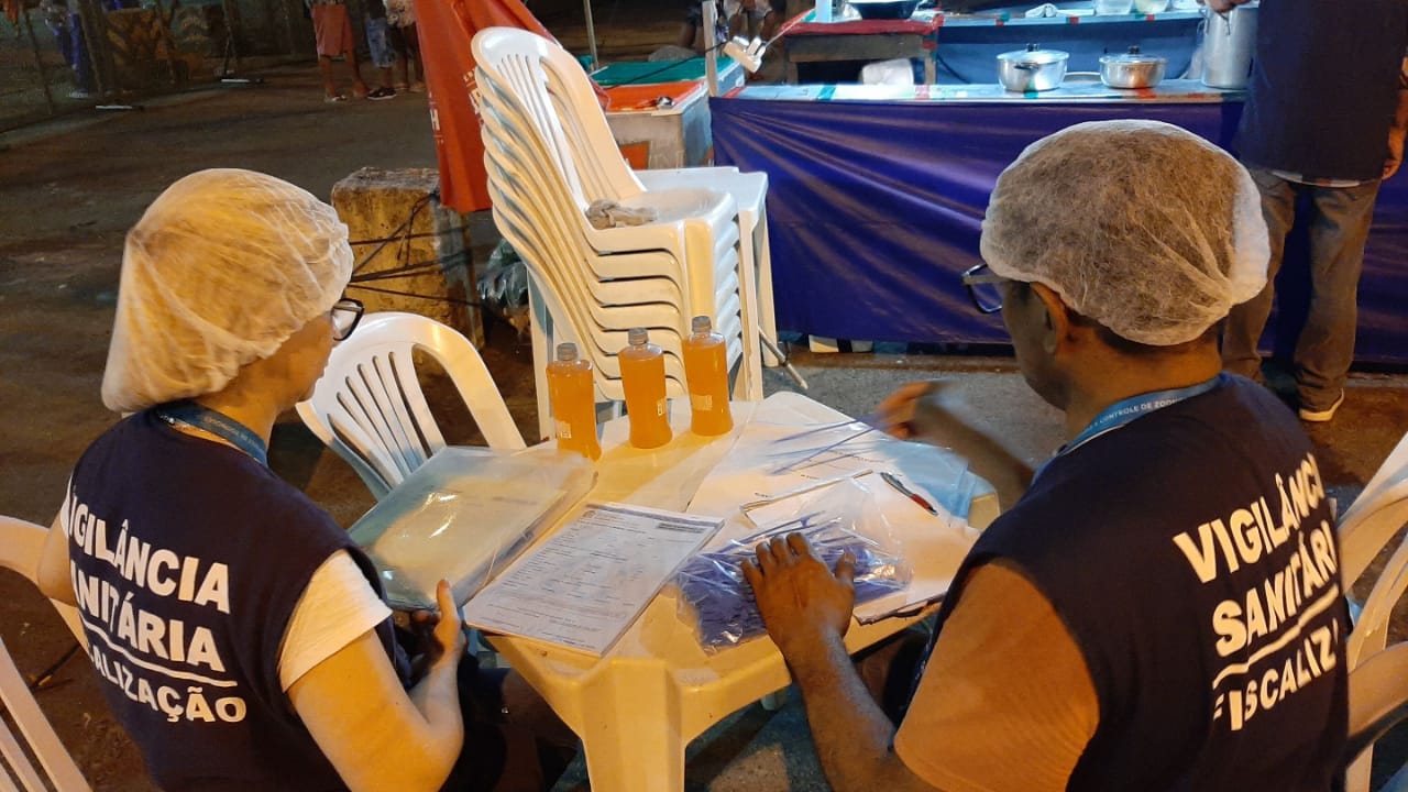 Agentes da Vigilância Sanitária municipal em ação durante o carnaval. Foto: divulgação