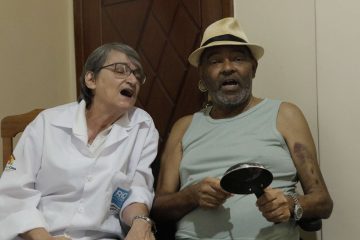 Vicentinho e a Doutora Guilhermina cantam música em homenagem à equipe do PADI. Foto: Mariana Ramos / Prefeitura do Rio