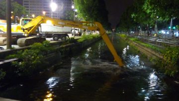 Trabalho de limpeza com escavadeira hidráulica no Canal do Mangue. Foto: Divulgação / Rio-Águas