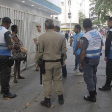 Ação integrada de acolhimento à população em situação de rua e usuários de drogas em Copacabana, com participação de agentes do Rio+Seguro. Foto: Paulo Sérgio / Prefeitura do Rio