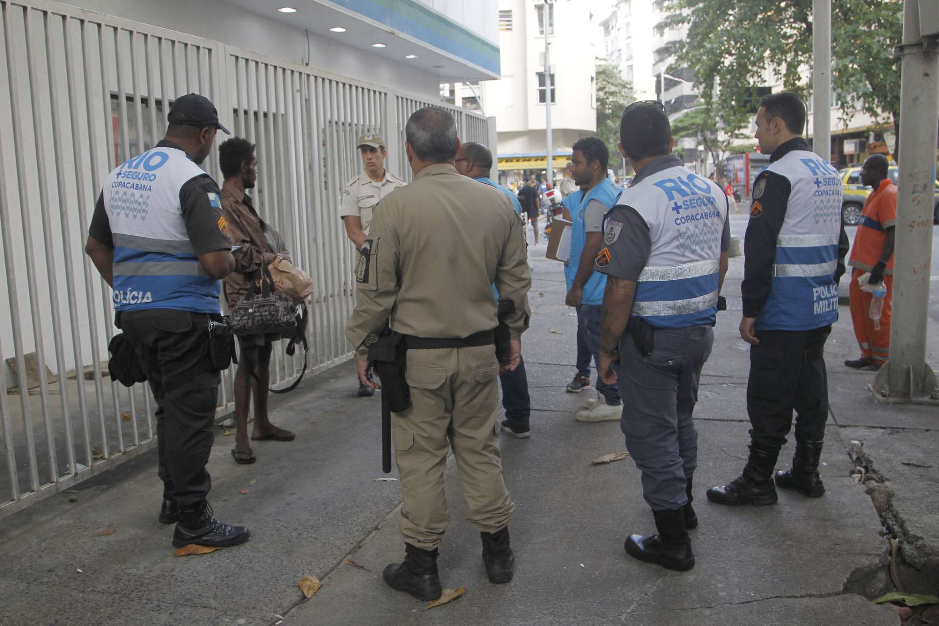 Ação integrada de acolhimento à população em situação de rua e usuários de drogas em Copacabana, com participação de agentes do Rio+Seguro. Foto: Paulo Sérgio / Prefeitura do Rio
