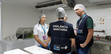 Agentes da Vigilância Sanitária municipal em ação durante o carnaval. Foto: divulgação