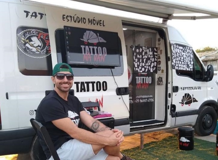 Leandro Azevedo da Silva é dono de um estúdio de tatuagem sobre rodas e espera ganhar novos clientes - Foto: Divulgação