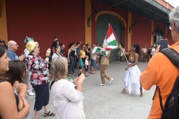 Turistas caem na folia no Porto da cidade. Foto: Alexandre Macieira / Riotur