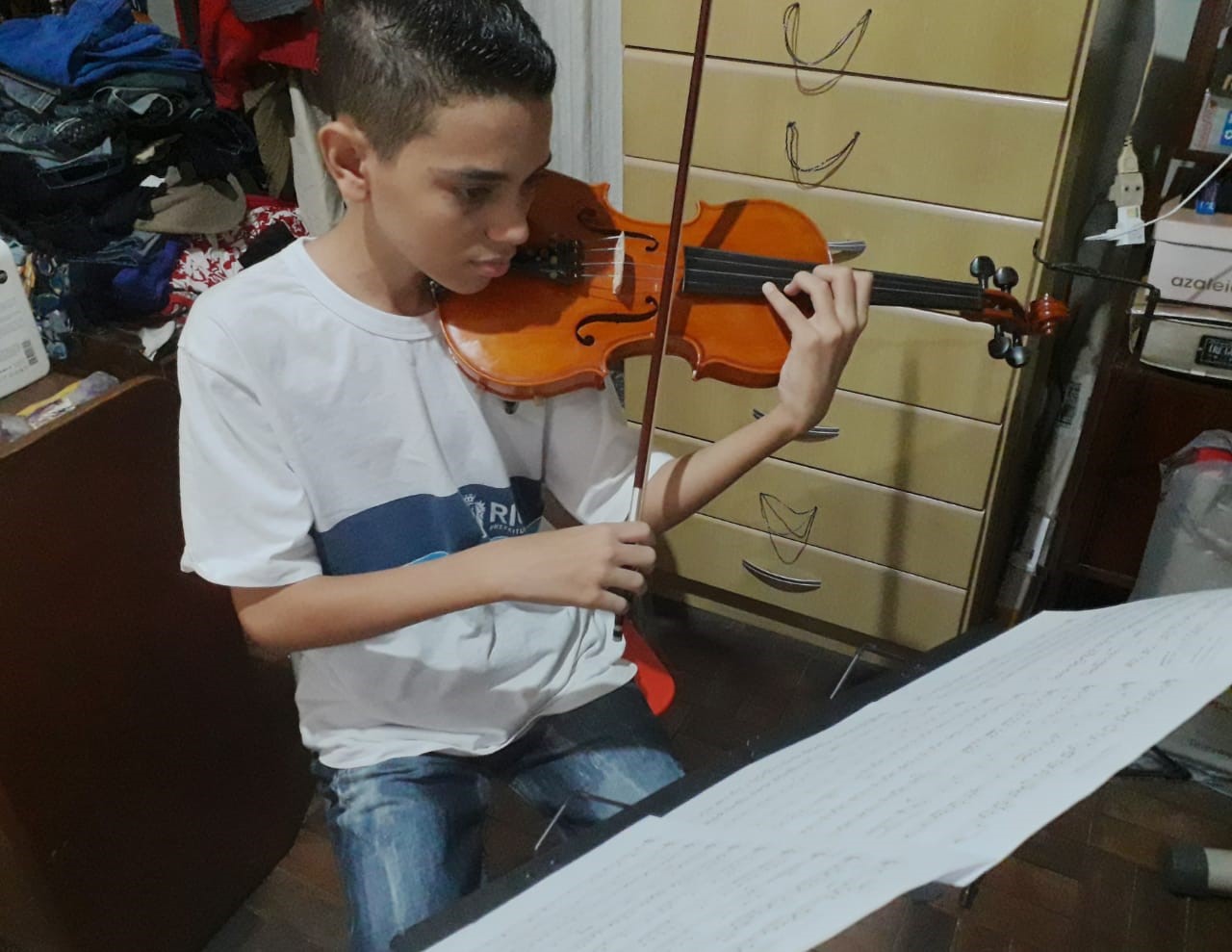 Orquestra formada por alunos de escolas municipais lança videoclipe gravado à distância