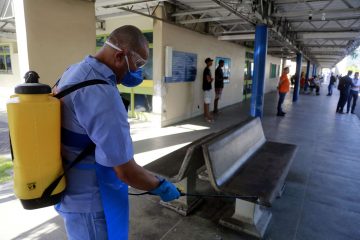 Serviço de limpeza interna no Hospital Lourenço Jorge. Foto: Marcos de Paula / Prefeitura do Rio