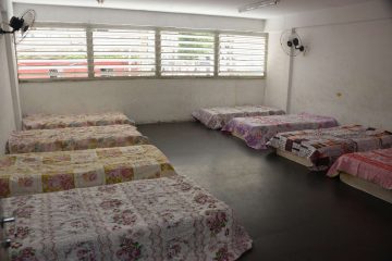 Instalações adaptadas e equipadas com beliches, roupas de cama e material de higiene. Foto: Marco Antônio Rezende/Prefeitura do Rio