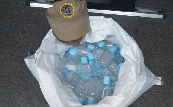 Produtos apreendidos estavam em recipientes sem identificação. Foto: Divulgação / Guarda Municipal