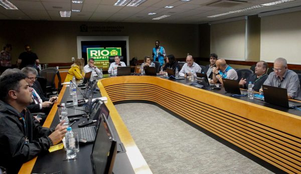 Prefeito reuniu os secretários no COR. Fotos: Marcelo Piu/Prefeitura do Rio