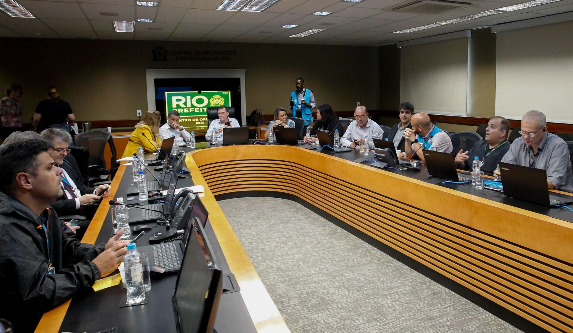 Prefeito reuniu os secretários no COR. Fotos: Marcelo Piu/Prefeitura do Rio