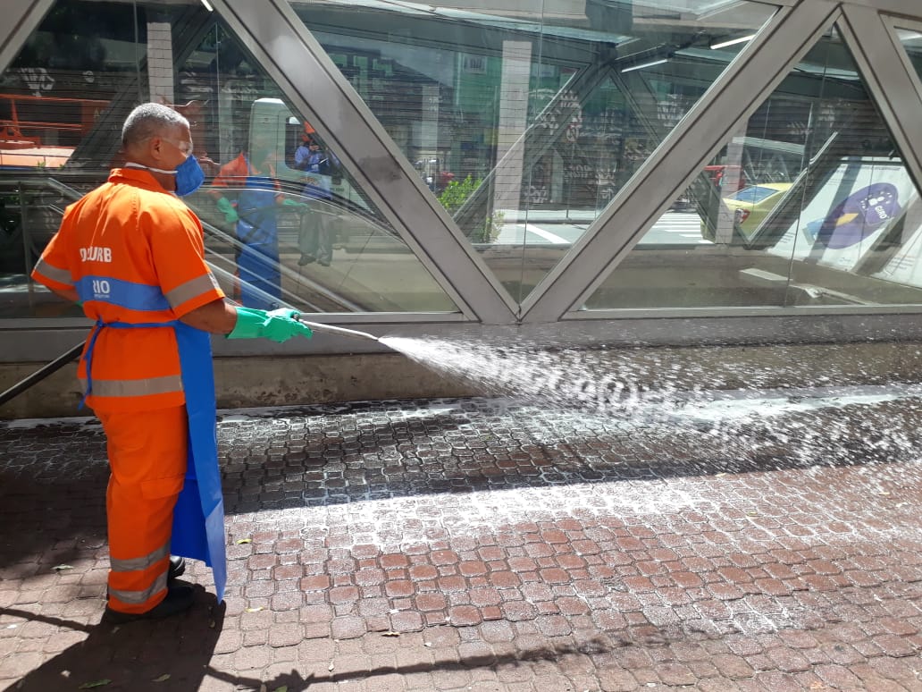 Comlurb faz testes nesta segunda-feira sobre lavagem e desinfecção das ruas. Foto: Divulgação
