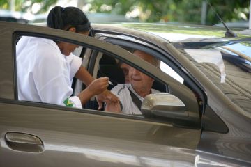 Público também é atendido em postos do Detran, em sistema drive-thru. Foto: Marco Antônio Rezende / Prefeitura do Rio
