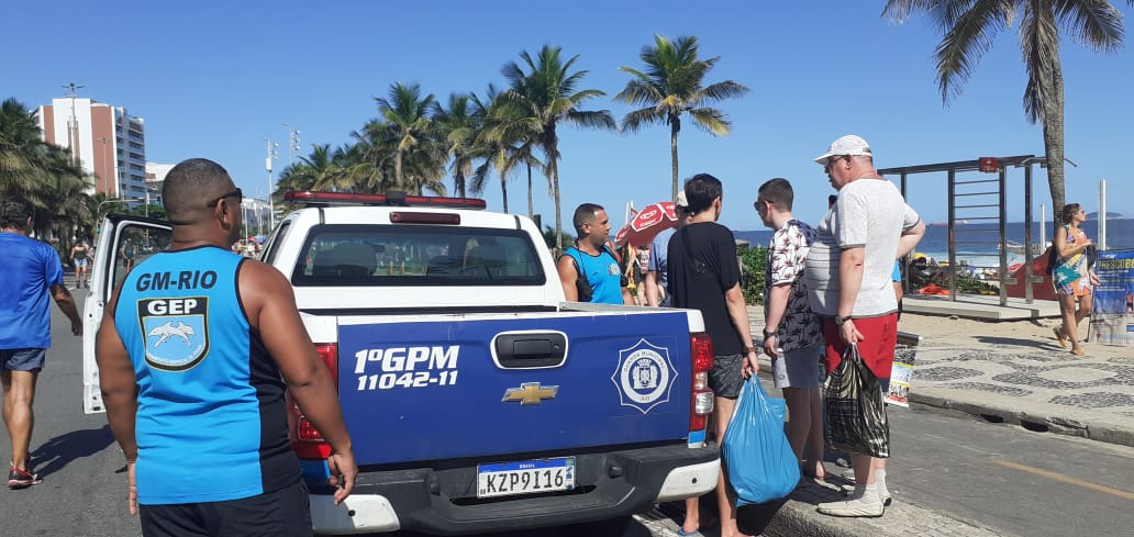 Guardas municipais atendem turistas russos que tiveram cordão recuperado após roubo. Foto: divulgação