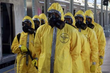 Militares fazem ação de desinfecção da Central do Brasil para evitar o contágio por coronavírus. Foto: Marcos de Paula / Prefeitura do Rio