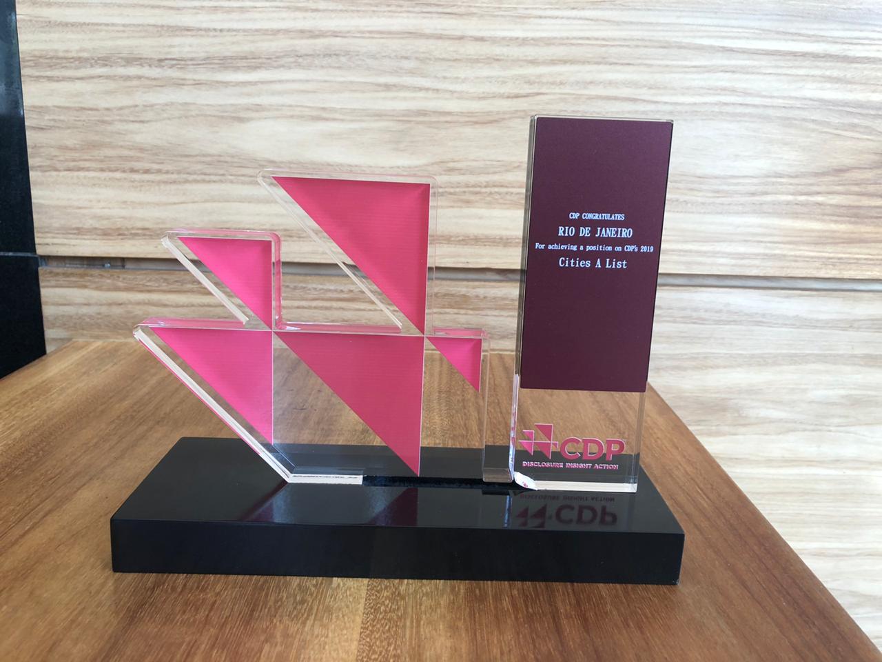 Troféu de reconhecimento como líder global em ações e transparência climática ganho pela Prefeitura do Rio. Foto: Divulgação