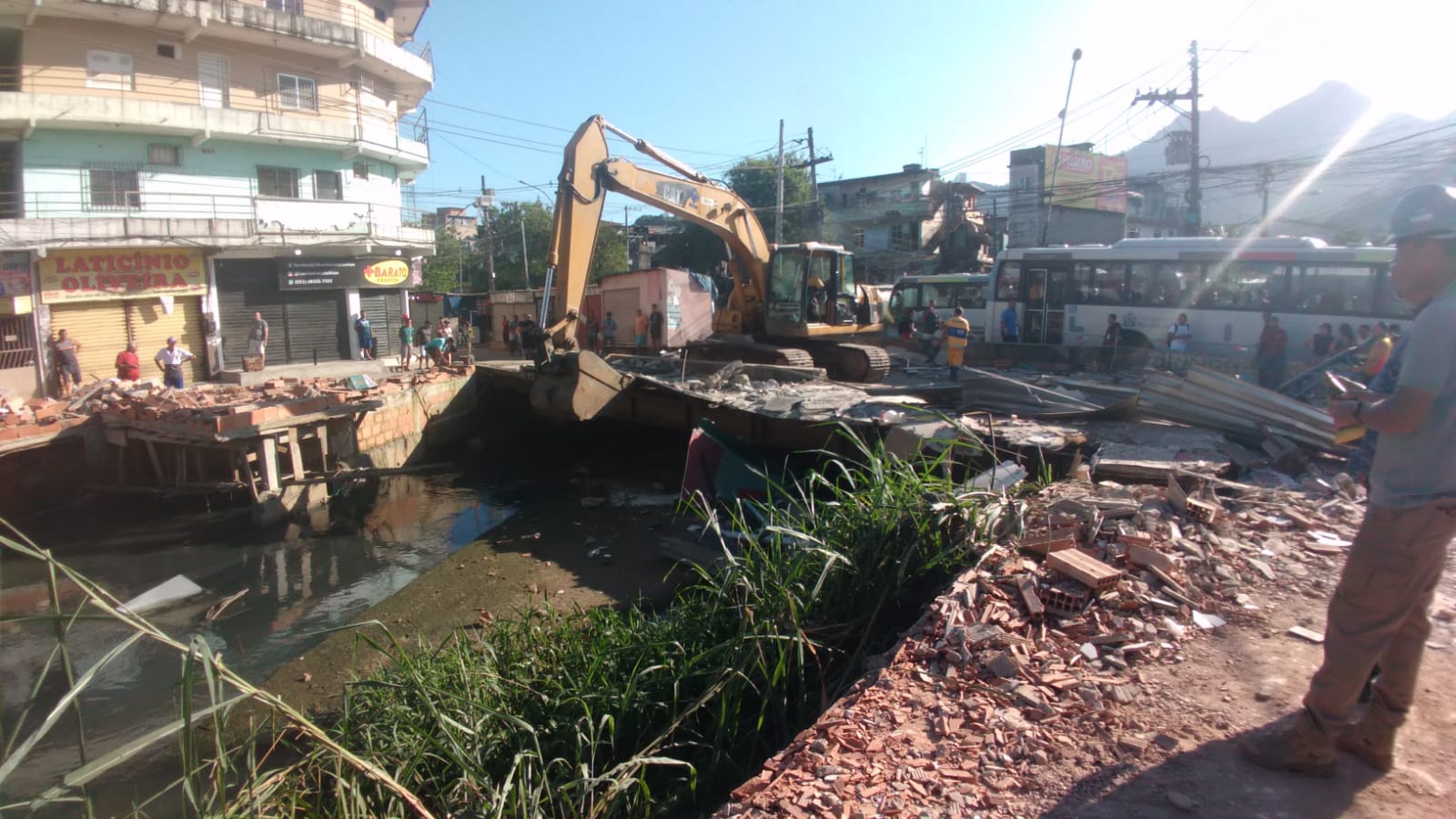 Após Tolerância Zero, máquina tem acesso ao canal para limpeza. Foto: Divulgação / Rio-Águas