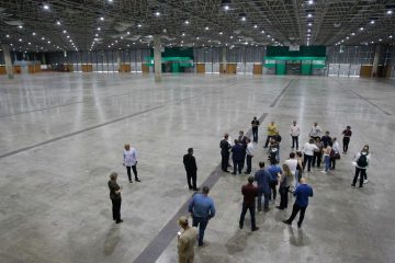 Autoridades conversam sobre montar hospital de campanha no Riocentro. Foto: Marcelo Piu / Prefeitura do Rio